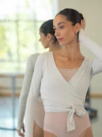 Baletni bolero na vezanje s dugim rukavima kao savršen dodatak vašem baletnom outfitu.