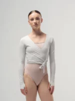 Baletni bolero na vezanje s dugim rukavima kao savršen dodatak vašem baletnom outfitu.