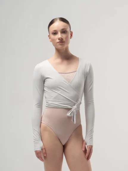 Baletni bolero na vezanje s dugim rukavima kao savršen dodatak vašem baletnom outfitu.